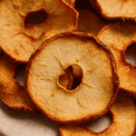 Nahaufnahme selbstgemachte Apfelchips aus dem Airfryer mit Zimt