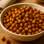 Geröstete Kichererbsen Heißluftfritteuse in heller Keramikschale, perfekt als gesunder Snack