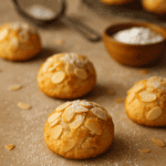 Fertige Marzipan-Plätzchen aus der Heißluftfritteuse mit Puderzucker bestäubt auf Backpapier