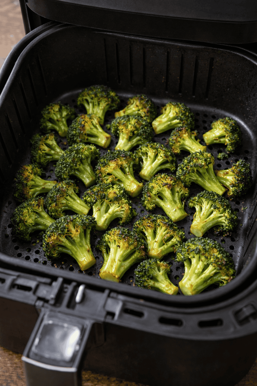 Brokkoli aus der Heißluftfritteuse, im Airfryer-Korb.