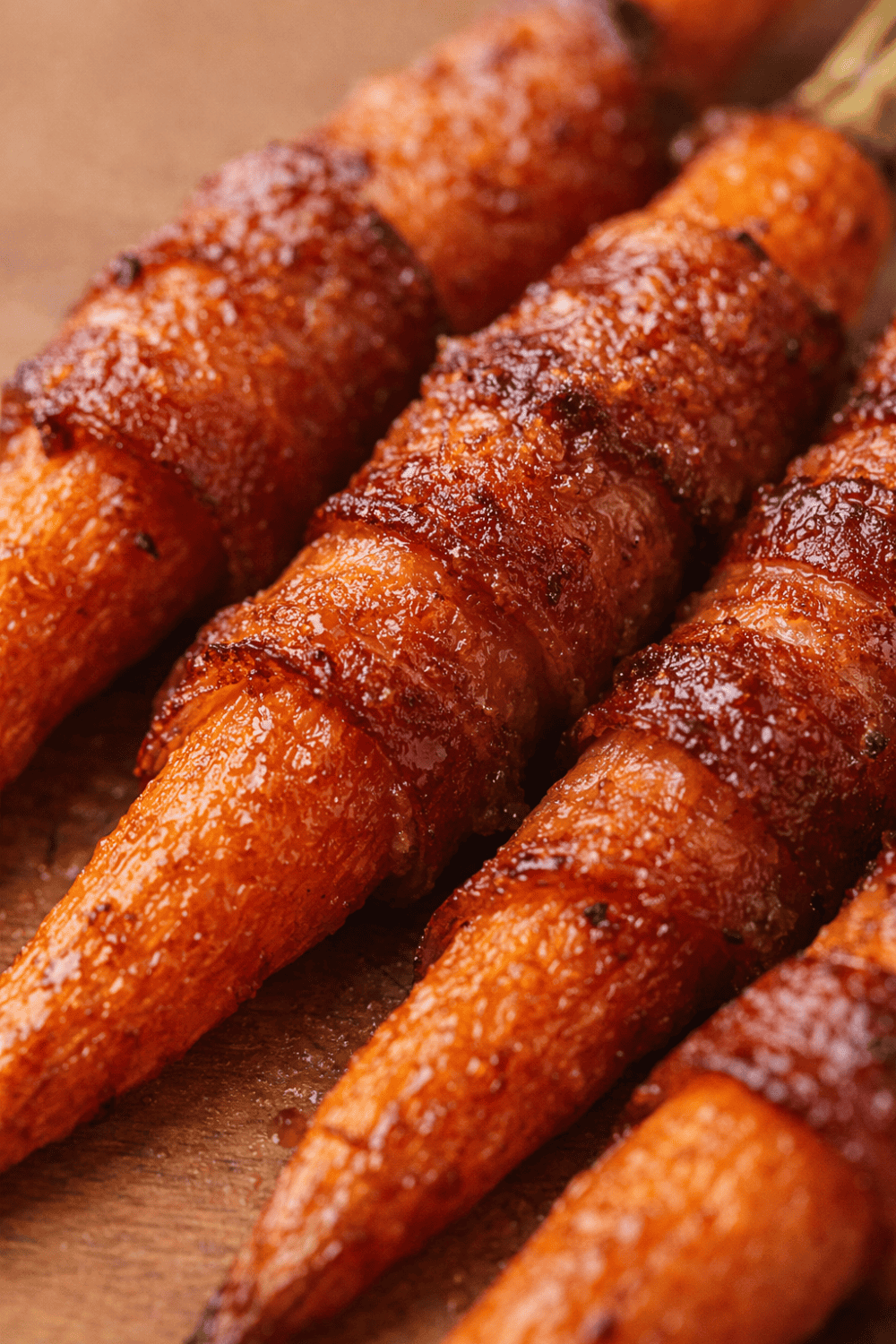 Nahaufnahme von karamellisierten Bacon-Karotten mit glänzender Honig-Glasur aus dem Airfryer