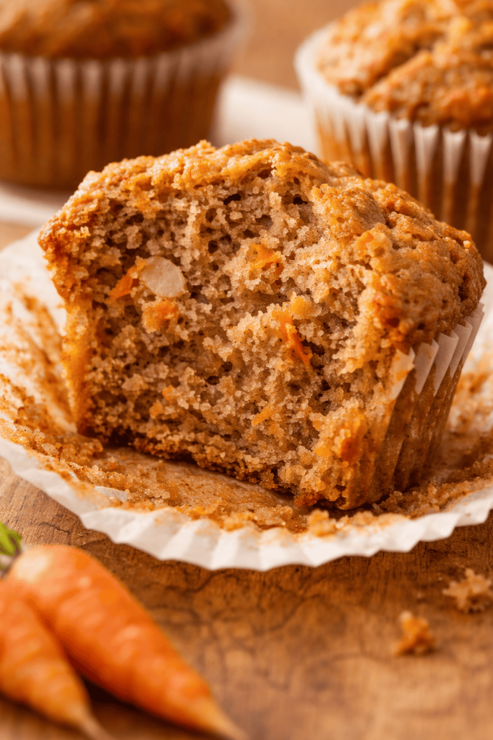 Angeschnittener Karottenmuffin aus der Heißluftfritteuse zeigt saftige Textur mit frischen Karottenstückchen im Teig