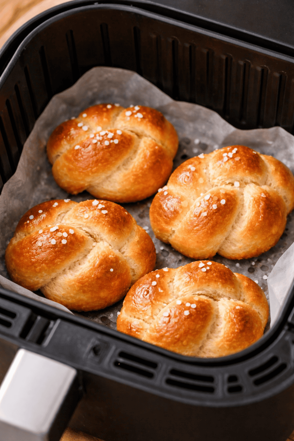 Fluffiger Mini-Osterzopf in 25 Minuten aus der Heißluftfritteuse