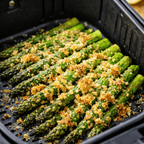 Grüner Spargel mit geschmolzenem Parmesan im Heißluftfritteusen-Korb, goldbraune Käsekruste nach 10 Minuten Garzeit bei 180 Grad