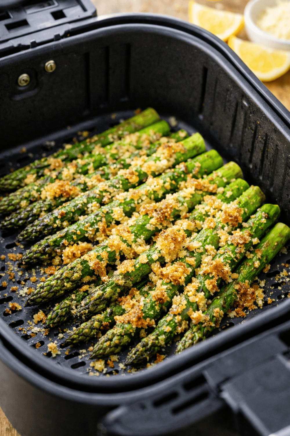 Grüner Spargel mit geschmolzenem Parmesan im Heißluftfritteusen-Korb, goldbraune Käsekruste nach 10 Minuten Garzeit bei 180 Grad