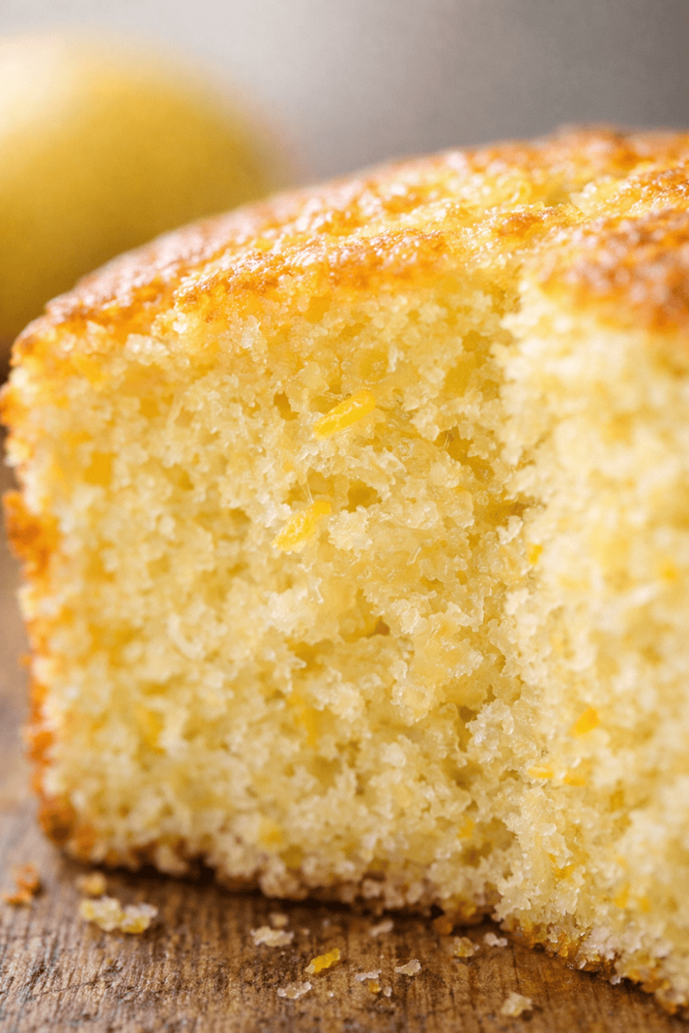 Saftiger Zitronenkuchen aus der Heißluftfritteuse im Anschnitt mit feiner, goldgelber Krume und Zitronenabrieb