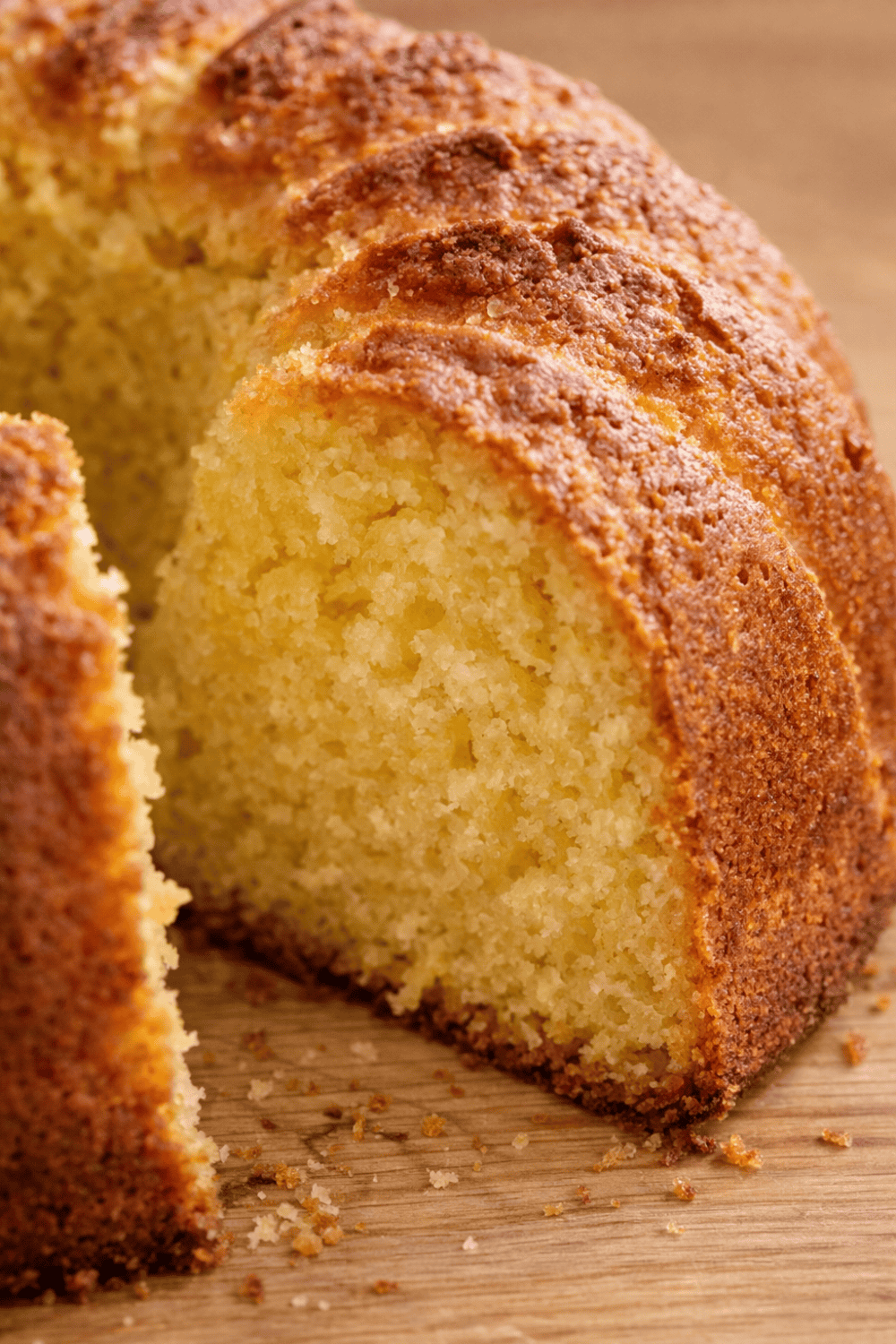 Nahaufnahme angeschnittener Eierlikör-Gugelhupf aus der Heißluftfritteuse zeigt saftige, feinporige Krume und goldbraune Kruste