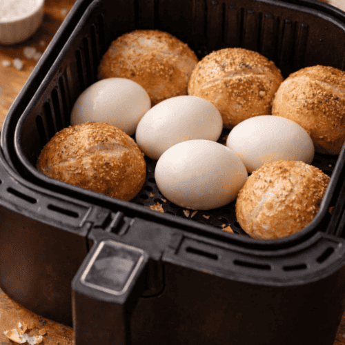 Brötchen und gekochte Eier gleichzeitig im Airfryer zubereiten.