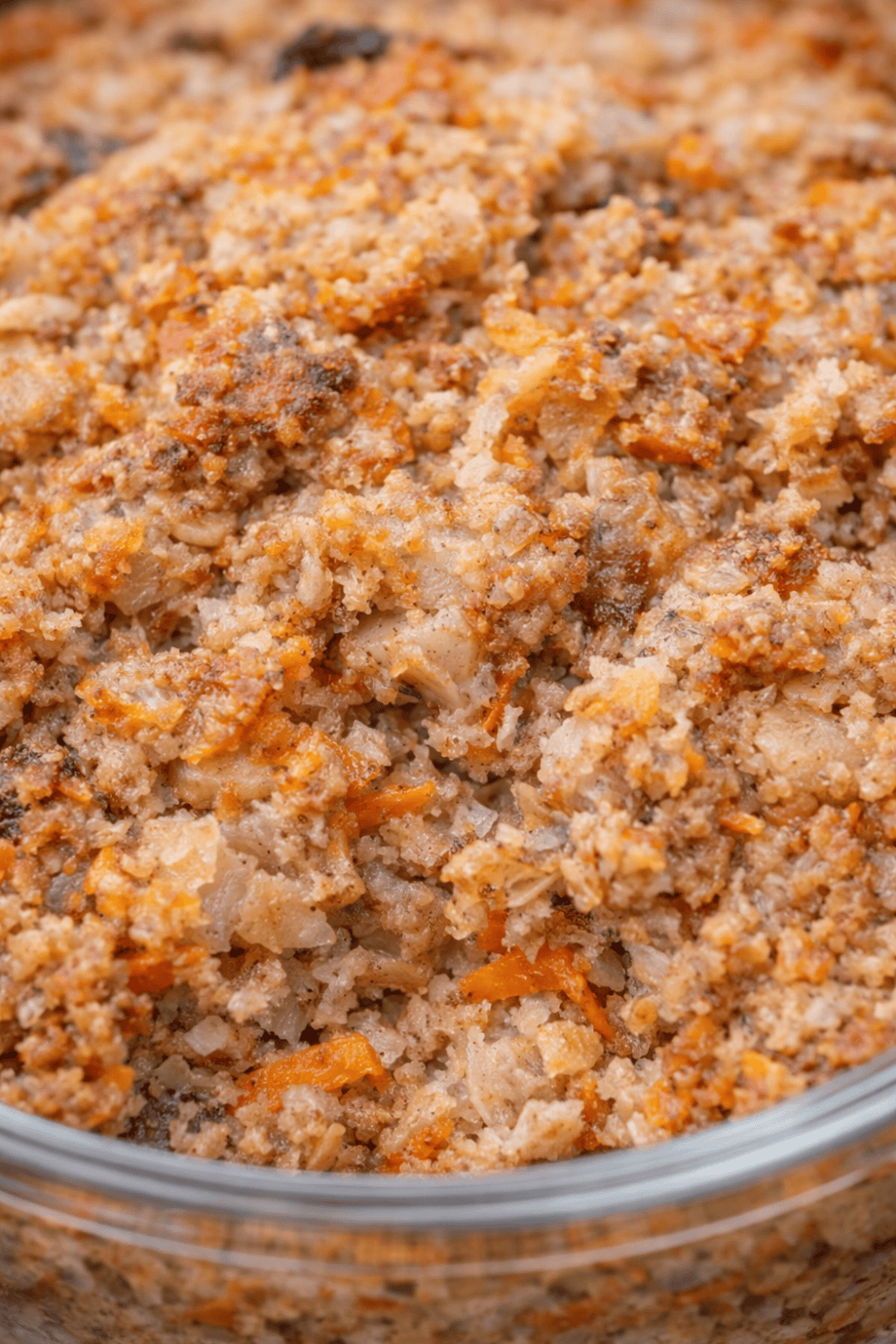 Nahaufnahme von cremigem Airfryer-Rührei mit frischem Schnittlauch und Pfeffer – perfekte Konsistenz